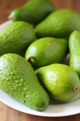 Obraz premium ripe green avocados leaves cut better presentation plate