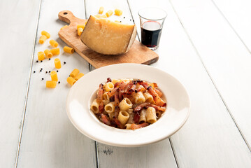 Maccheroni alla gricia, ricetta tradizionale di pasta della cucina romana, cibo italiano 