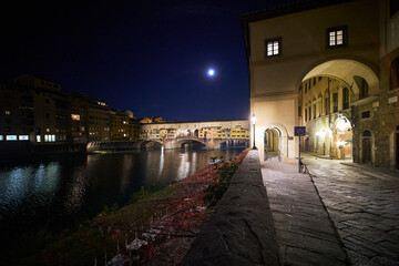 Fototapeta premium River Arno and Ponte Vecchio at night in Florence, Italy