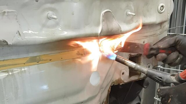 reparaci&oacute;n de chapa con un soplete