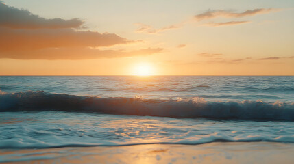 Obraz premium Golden sunset over a calm ocean with soft clouds in a peaceful beach setting