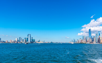 Obraz premium Manhattan skyscrapers seen from Hudson river on a sunny morning