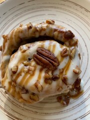 cinnamon roll with pecan and icing 