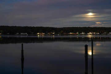 Obraz premium Night Sky with Moon and Cloud Over the Niantic River City Lights Reflecting on the Water