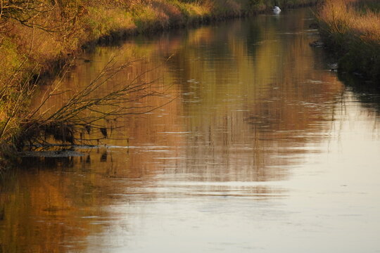 Der Fluss Niers bei Grefrath Oedt im herbstlichen Abendlicht