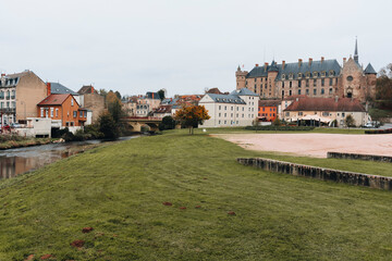 Photo de la ville de Lapalisse dans l'Allier avec sont Chateau et la rivière de la Besbre