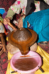 Mujer trabajando con molino de piedra bereber, Marruecos.