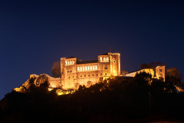 Fototapeta premium Leiria castle in Portugal seen at dusk decorated with Christmas lights.