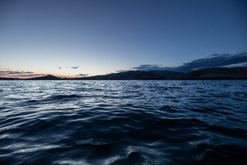 Obraz premium The ocean is calm and the sky is a beautiful shade of blue