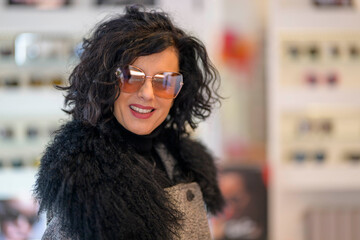 Bella donna con capelli neri e occhiali