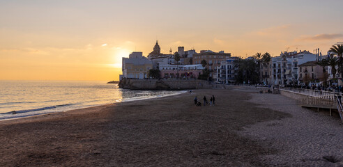 Obraz premium Beach with a sunset in the background