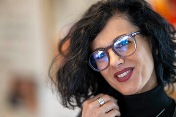 Bella Donna con Occhiali e capelli neri