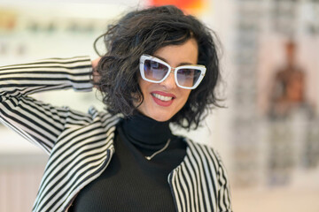 Bella Donna con Occhiali e capelli neri