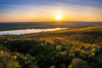 Blick über das Seegebiet Mansfelder Land mit dem Süßen See mit herbstlichen gefärbten Bäumen...