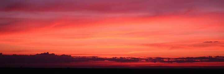 Naklejka premium Vivid abstract sky with swirling hues of pink, purple, and orange at sunset, vibrant, sunset