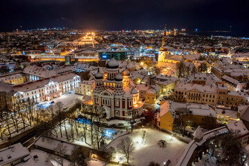 Obraz premium Aerial night View of Tallinn in winter with Alexander Nevsky Cathedral, roofs with snow, Christmas mood