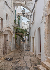 Kleine Gasse in Cisternino, Apulien