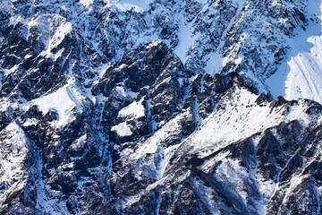 冠雪の北アルプスの穂高岳の岩壁