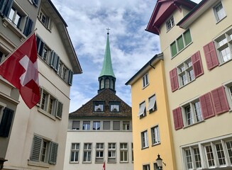 Obraz premium Altstadthäuser in der Altstadt Zürich - Augustinergasse, St. Peterhofstat - Stadt in der Schweiz