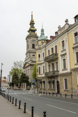 Fototapeta premium Street with a tall building in the background