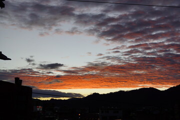 Atardecer con nubes rojas