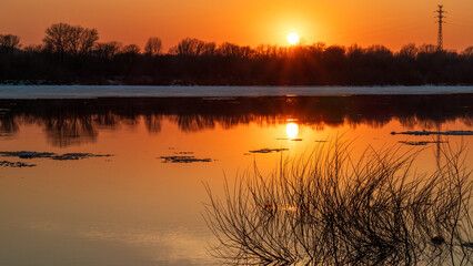 Obraz premium Ice drift on the river on a sunny spring evening