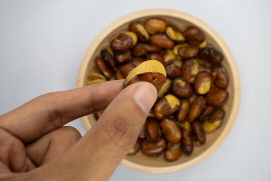 A bowl full of koro beans is ready to eat
