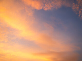 Naklejka premium Sky sunset evening background sunrise dusk cloud dramatic orange twilight red warm sunny dawn sunshine romantic calm nature, cloudscape summer autumn spring scene, environment ecosystem energy.