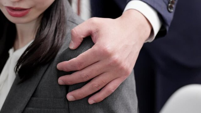 セクハラをされるビジネスウーマン