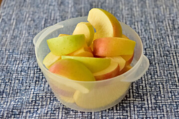 器に入ったリンゴ