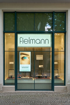 Filiale der Fielmann Group AG, des deutschen Augenoptikers Fielmann in der Innenstadt von Erfurt