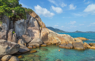 Naklejka premium Landscape view rocks with crystal turquoise sea at Lamai beach, Koh Samui island, Surat Thani province, Thailand