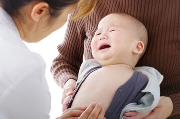 病院で診察を受ける赤ちゃん