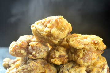 湯気をたてる鶏の唐揚げ