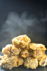 湯気をたてる鶏の唐揚げ