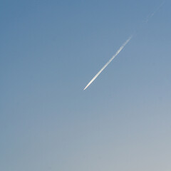 Sky crossed by airplanes, where you can see their wake as they pass