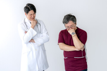 下を向く医療スタッフ達