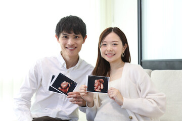 エコー写真を持つ夫婦