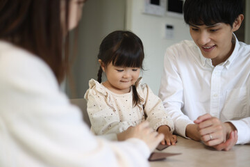 折り紙を折る親子