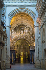 Arquitectura musulmana y cristiana en el interior de la mezquita catedral de Córdoba, España