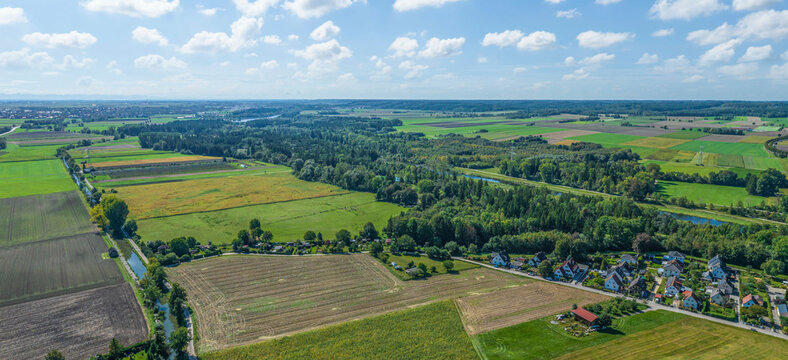 Der Augsburger Stadtteil Inningen im Tal der Wertach im Luftbild
