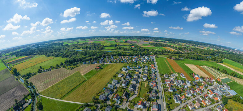 Ausblick auf das Wertachtal rund um die Ortschaft Inningen bei Augsburg in Bayerisch-Schwaben
