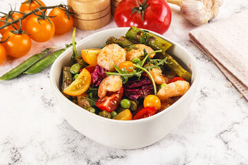 Gourmet salad with prawn and asparagus
