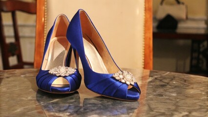 Naklejka premium wedding shoes on the table