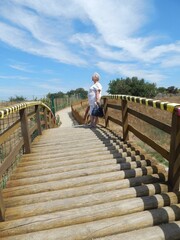 Женщина на мосту