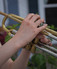 Obraz premium hands playing trumpet