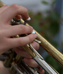 Obraz premium hands playing jazz trumpet 