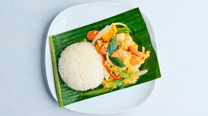 Pad Pong Karri with Chicken – A flavorful Thai stir-fry with tender chicken, eggs, onions, and a rich, aromatic yellow curry sauce, creating a perfect balance of spicy and savory flavors.