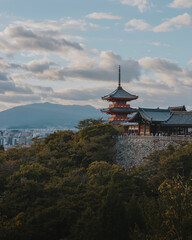 Naklejka premium A picturesque pagoda in Kyoto, Japan, highlighting traditional architecture, cultural heritage, and serene beauty.