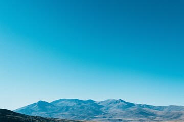 Fototapeta premium Breathtaking Mountain Range Under a Clear Blue Sky